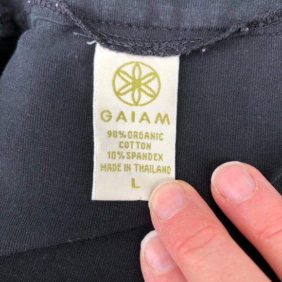 ☀️☀️☀️ 4/$20 Gaiam red stitched yoga top! - Picture 5 of 6
